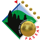 Logo vom Golfclub über den Dächern von Passau